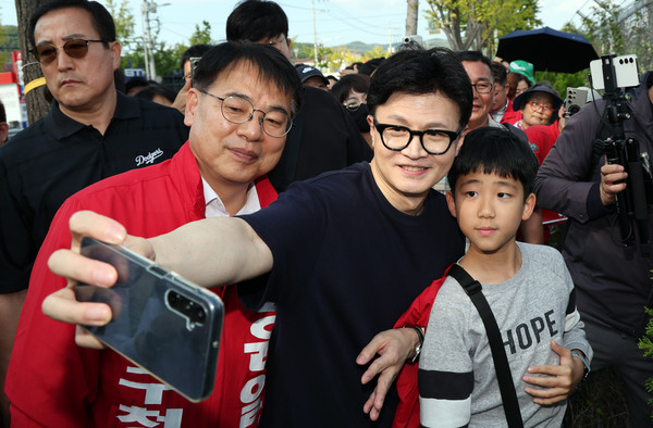 ▲ 학생과 기념사진 찍는 한동훈. /뉴시스