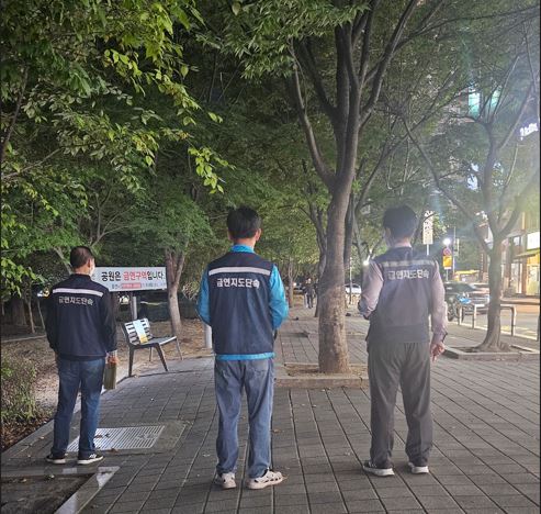 ▲ 용인특례시 금연구역 점검 및 단속 진행 모습.