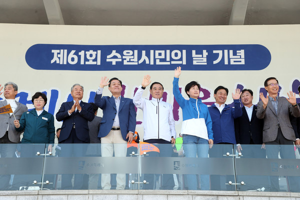 ▲ 수원특례시의회가 12일 수원종합운동장에서 열린 제68회 수원특례시 체육대회에 참석했다.