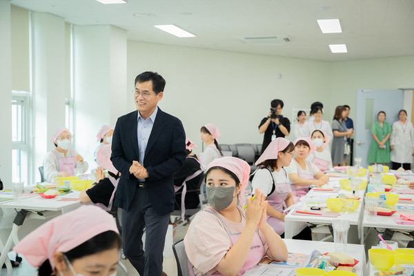 ▲ 지난해 어린이급식관리지원센터 부모교실에서 이기재 양천구청장.