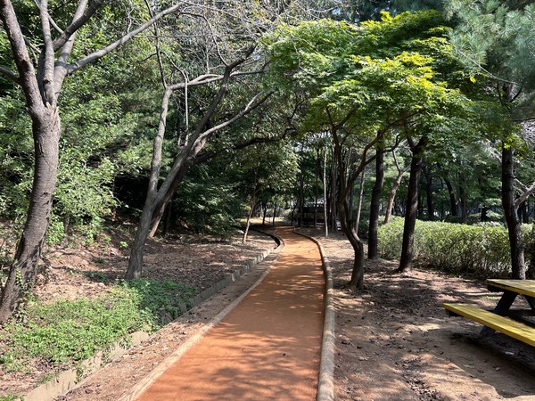 ▲ 철망산근린공원 내 조성된 맨발 걷기 길.