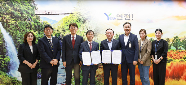 ▲ 연천군과 연천고 지역교육 여건 개선 위한 자공고 2.0 운영 업무협약 체결 모습.