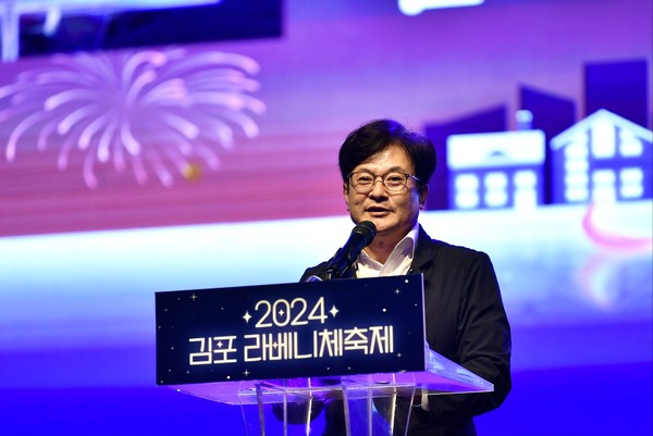▲ 김병수 시장이 '김포라베니체축제'에서 인사말을 하고 있다.