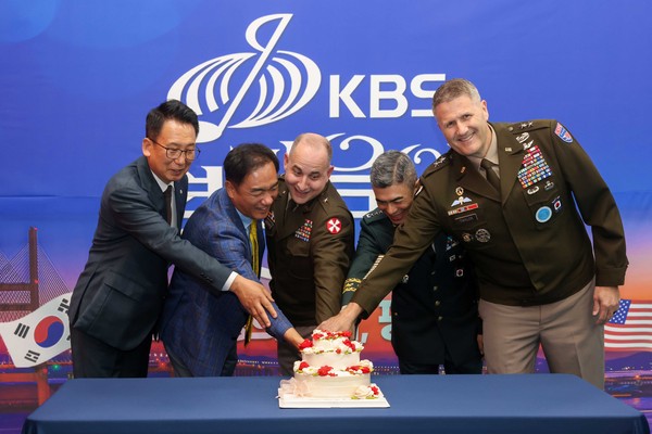 ▲ KBS 열린음악회에서 케잌커팅식하는 단체.