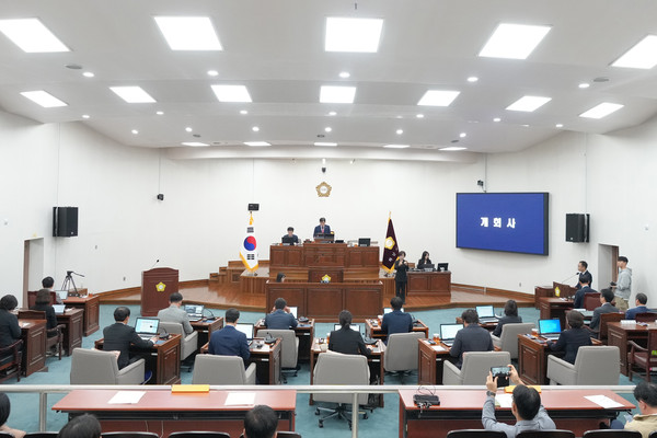 ▲ 하남시의회는 제335회 임시회를 열고 조례 심의와 함께 주요 시정 현안에 대한 시정질문을 진행한다. 14일 제1차 본회의 모습.