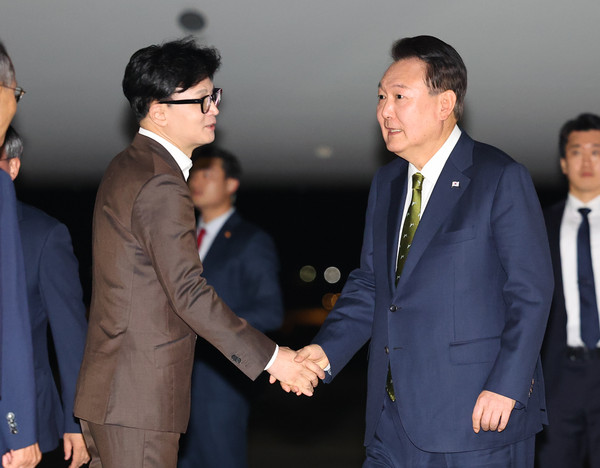 ▲ 한동훈 대표와 악수하는 윤석열 대통령. /뉴시스
