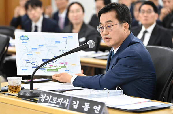 ▲ 질의에 답하는 김동연 경기도지사. /뉴시스