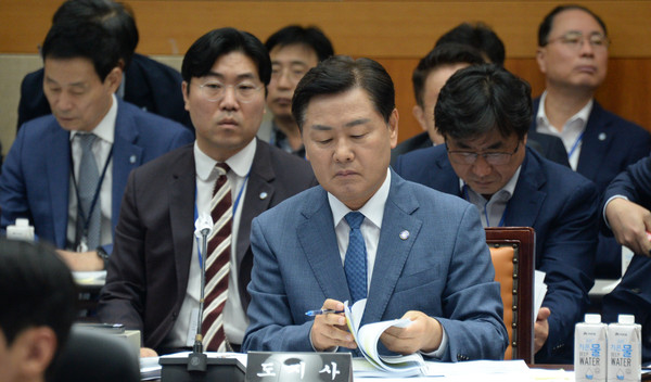 ▲ 자료 살펴보는 김관영 전북특별자치도지사. /뉴시스