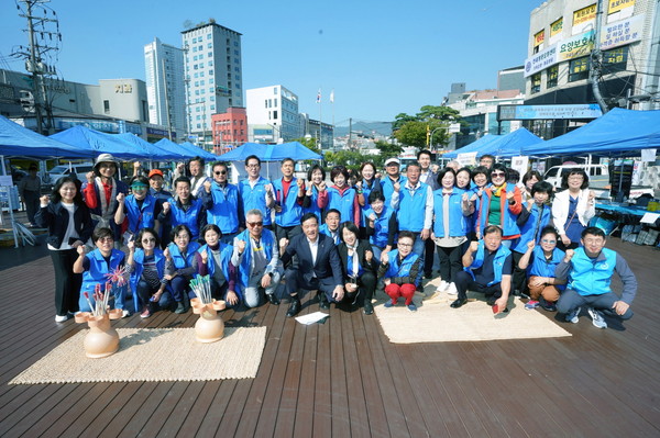 ▲ 전통민속놀이 한마당 축제 기념 사진(아랫줄 가운데 이승로 성북구청장).