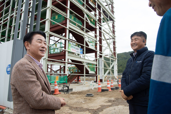 ▲ 김동근 시장이 입석마을 주민들과 소통하며 현장 점검을 하고 있다.
