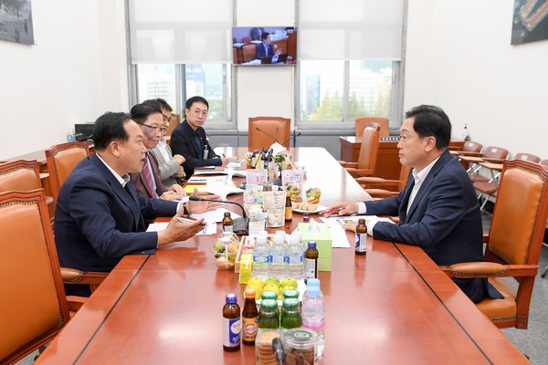 ▲ 이권재 오산시장(왼쪽)과 김선교 의원이 소통하고 있다.