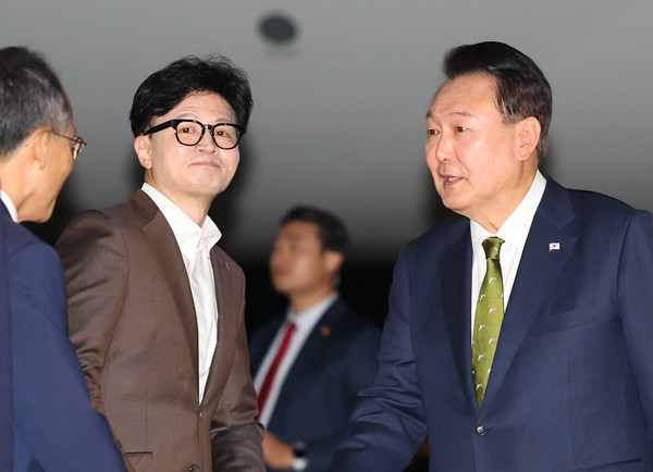 ▲ 윤 대통령 귀국 맞이 나온 한동훈 대표와 추경호 원내대표. /뉴시스