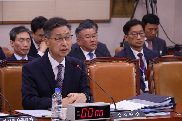 ▲ 최재해 감사원장이 15일 서울 여의도 국회에서 열린 법제사법위원회의 감사원 국정감사에서 정청래 법사위원장 질의에 답하고 있다. /뉴시스