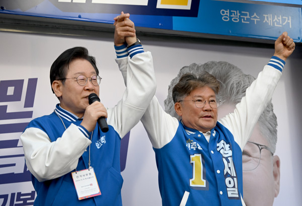 ▲ 영광 지원하는 이재명. /뉴시스