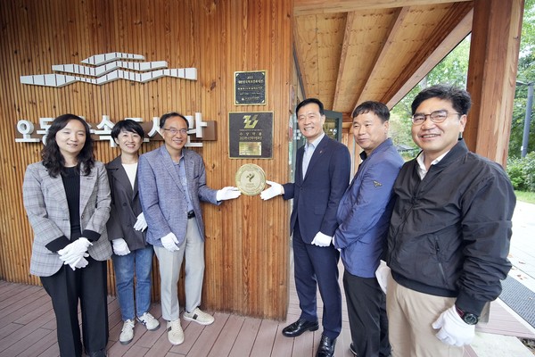 ▲ 이승로 성북구청장(오른쪽에서 세 번째)와 관계자들이 제막식 후 기념사진을 찍고 있다.