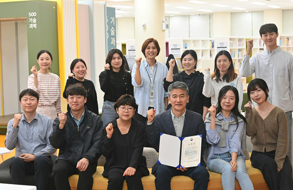 ▲ 국립중앙도서관장상을 수상하는데 기여한 하남시 도서관정책과 직원들이 상장을 들고 기념촬영을 하는 모습.