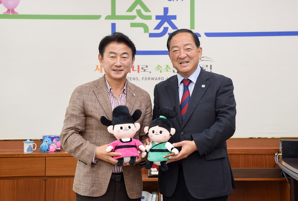 ▲ 김동근 시장(왼쪽)이 이병선 속초시장에게 의정부시 마스코트 ‘의돌이와 랑이’ 인형을 선물하고 있다.