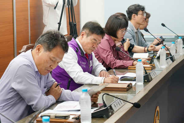 ▲ 보고 내용 살피는 이 구청장과 간부 직원들.