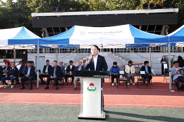 ▲ 김찬진 인천동구청장이 제33회 동구청장기 축구대회에서 축사를 하고 있다.