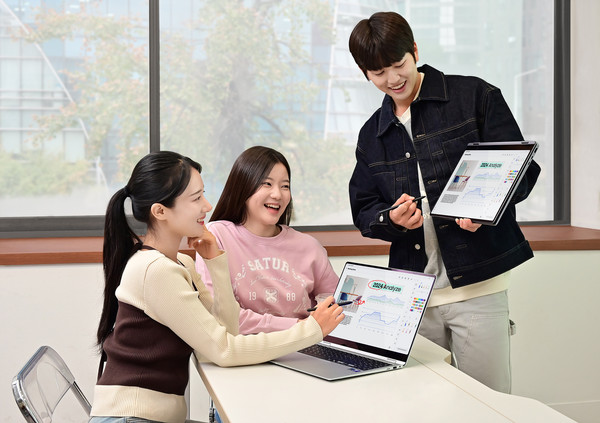 ▲ 삼성전자 모델이 강력한 AI PC 경험을 제공하는 '갤럭시 북5 Pro 360'을 사용하고 있다. (사진=삼성전자 제공)