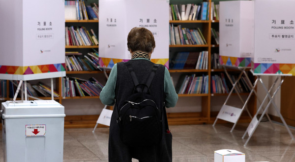 ▲ 10.16 서울시교육감 보궐선거일인 16일 오전 서울 구로구 구로아트밸리 예술극장에 마련된 구로5동 제4투표소에서 유권자가 기표소로 향하고 있다. /뉴시스