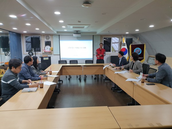 ▲ 양천 신영시장 활성화 성공 사례 등을 청취하고 있는 금천구의회 의원연구단체.