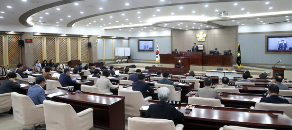 ▲ 수원특례시의회가 제387회 임시회 제2차 본회의를 열어 조직개편에 따른 상임위원회 위원장을 선출했다.