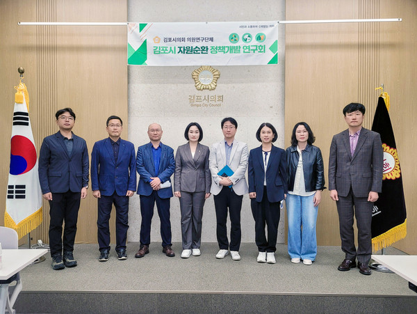 ▲ 기념촬영을 하고 있는 연구회와 참석자 일동.