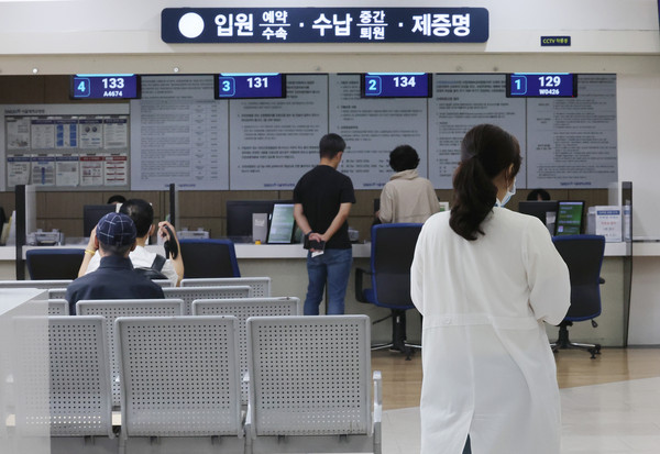 ▲ 지난 4월 30일 서울의 한 대학병원에서 의료진이 이동하고 있다. /뉴시스