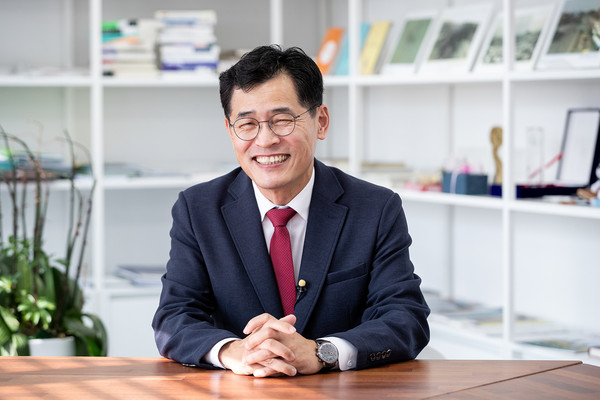 ▲ 살고싶은 도시 살기좋은 양천의 100년 미래를 구상하고 있는 이기재 양천구청장.