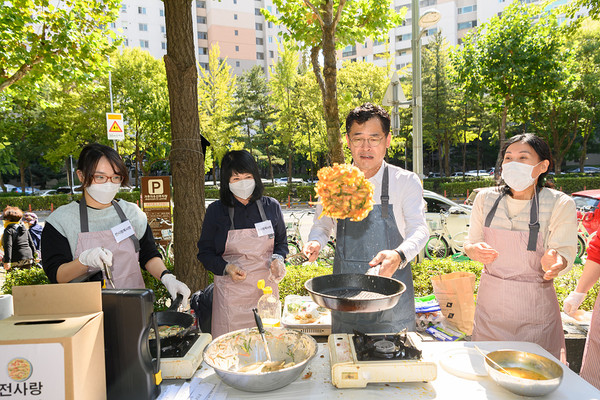 ▲ '제4회 전설의 부침개 달인' 행사에서 조리 시연중인 이기재 양천구청장.