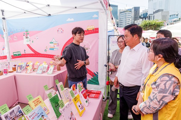 ▲ 지난 제1회 ‘더북데이’ 행사 부스를 살펴보는 박강수 구청장.
