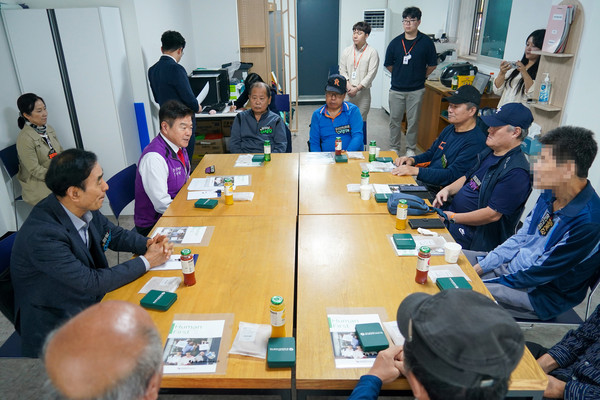 ▲ 중장년 남성 1인가구 교류 프로그램 현장 방문한 이필형 동대문구청장.