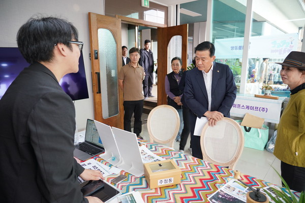▲ 도란도란 정릉 가족놀이터 현장 방문한 이승로 성북구청장.