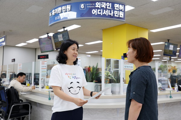 ▲ 민원인을 안내하는 민원 담당 직원 모습.