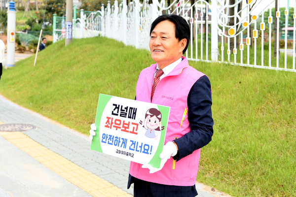 ▲ 박용철 강화군수 강화여중 앞 등굣길 교통지도 실시 모습.