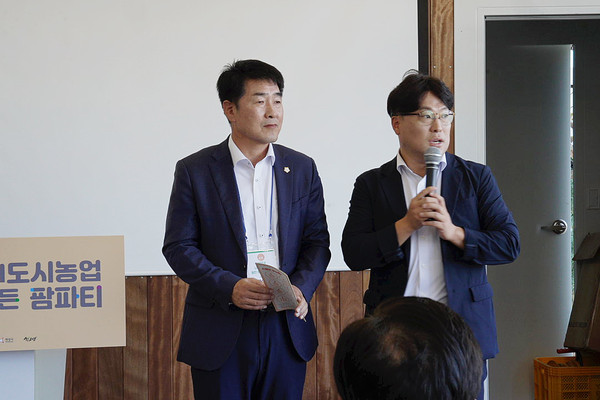 ▲ 축사 중인 배정수 의장, 김영수 의회운영위원장.