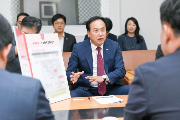 ▲ 이권재 오산시장이 수원발 KTX 오산역 정차를 적극 추진해줄 것을 국토부 관계자들에게 건의하고 있다.