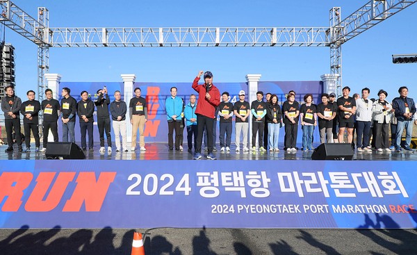▲ 정장선 평택시장이 평택항 마라톤대회에서 인사말을 하고 있다.