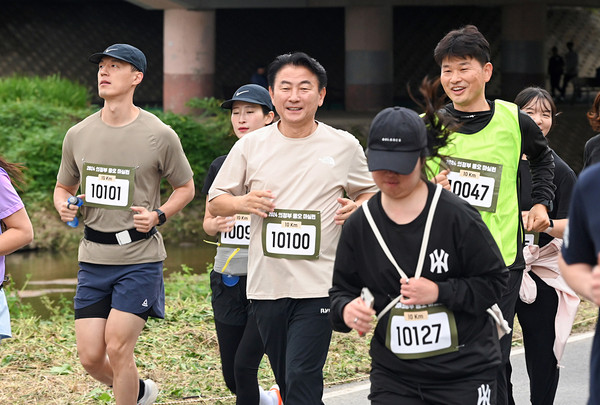 ▲ 김동근 의정부시장이 동오 마실런에 참가해 시민들과 함께 달리고 있다.