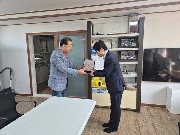 ▲ 용인 반도체클러스터 보상 공로 감사패 수여 모습.