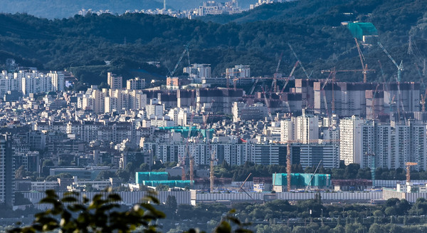 ▲ 서울 중구 남산에서 공사 중인 서울 시내 아파트 대단지가 보이고 있다. /뉴시스