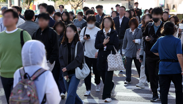▲ 서울 종로구 광화문 네거리에서 시민들이 외투를 입고 출근길 발걸음을 재촉하고 있다. /뉴시스