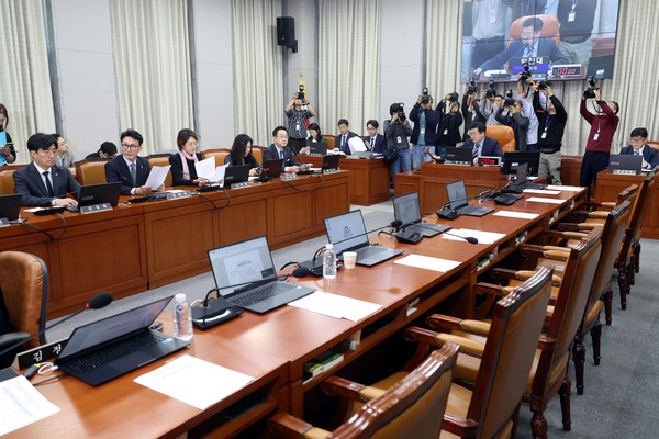 ▲ 박찬대 국회 운영위원장이 16일 오전 서울 여의도 국회에서 열린 운영위원회 전체회의에서 김건희 여사, 명태균 씨 등 국정감사 증인 채택 가결을 선언하고 있다. /뉴시스