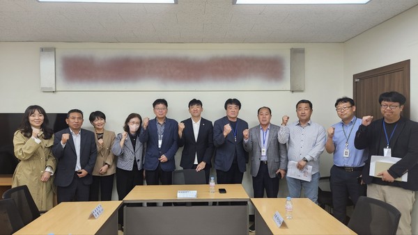 ▲ 인천광역시의회 산업경제위원회 '용유 바다축제' 논의 위한 간담회 후 기념촬영 모습.