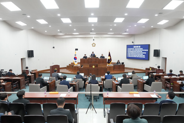 ▲ 하남시의회는 10월 18일 제335회 임시회 제3차 본회의를 열고 ‘동서울변전소 옥내화 및 증설사업 관련 행정사무조사 특별위원회 결과보고서’ 등 총 20개 안건을 심의했다. (사진_하남시의회 제공)