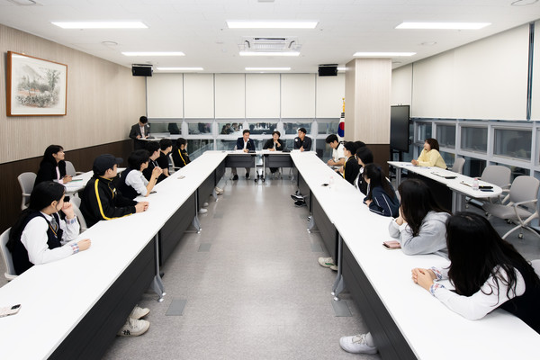 ▲ 나눔실에서 시의원과 고촌고등학교 학생들이 질의응답을 하는 모습.