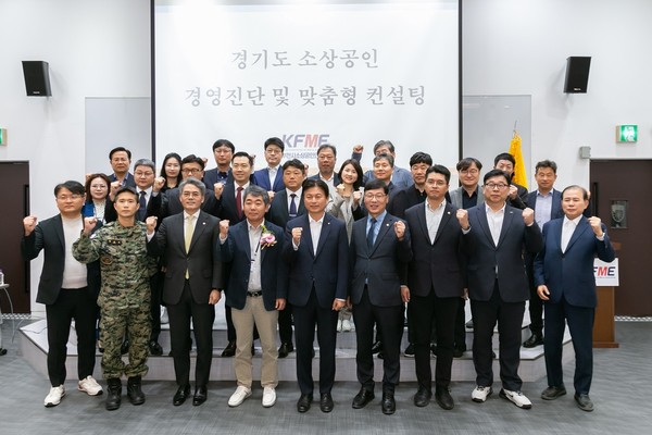▲ 김병전 의장, 맞춤형컨설팅 참여 소상공인 격려 모습.