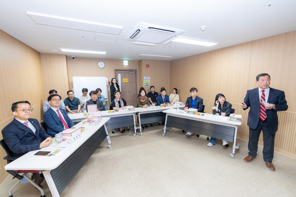 ▲ 지난 17일 강남구의회 복지문화위원회 위원들이 논현문화마루에 위치한 강남문화원의 시설 운영 현황을 청취하고 있다.