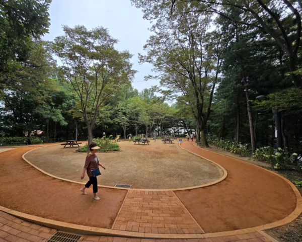 ▲ 두레근린공원 황톳길 전경 사진.